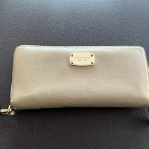 Michael Kors Grey Wallet. Silver zipper and Logo.
